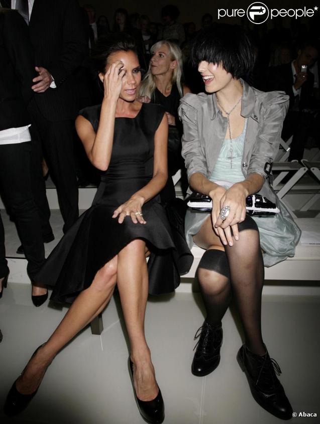 Victoria Beckham et Agyness Deyn au défilé Burberry à Londres le 22/09/09