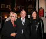 Véronique de Villèle, Patrice Laffont et Evelyne Thomas au théâtre des Bouffes Parisiens pour une représentation exceptionnelle de Bien plus que 20 ans d'Anne Roumanoff, au profit de la fondation IFRAD, le 21/09/09