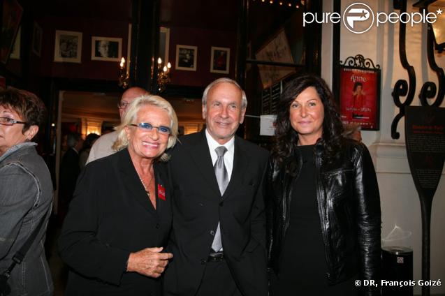 Véronique de Villèle, Patrice Laffont et Evelyne Thomas au théâtre des Bouffes Parisiens pour une représentation exceptionnelle de Bien plus que 20 ans d'Anne Roumanoff, au profit de la fondation IFRAD, le 21/09/09