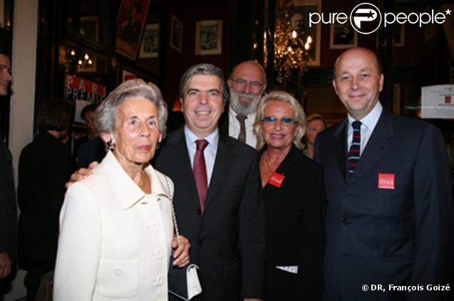 Véronique de Villèle, Dadu Sarkozy, le professeur Bruno Dubois, Jean-Pierre Marielle et le docteur Olivier de Ladoucette sont venus applaudir Anne Roumanoff qui donnait au théâtre des Bouffes Parisiens une représentation exceptionnelle de Bien plus q