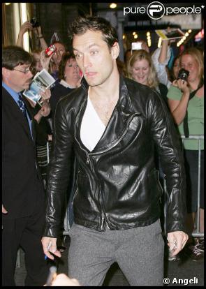 Jude Law signe des autographes à la sortie du théâtre hier soir à New York.
