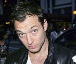 Jude Law signe des autographes à la sortie du théâtre hier soir à New York.