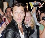 Jude Law signe des autographes à la sortie du théâtre hier soir à New York.