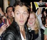 Jude Law signe des autographes à la sortie du théâtre hier soir à New York.