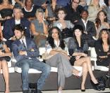 Roberta Armani, Maria Grazia Cucinotta, Vittorio Brumotti, Janet Jackson, Ziyi Zhang et Iseoshi Nakata au défilé Giorgio Armani lors de la Fashion Week italienne à Milan le 24 septembre 2009