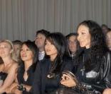 Corinne Clery, Francesca Versace, Tamara Beckwith, Janet Jackson et Alessia Marcuzzi au défilé Versace lors de la Fashion Week italienne le 25 septembre 2009