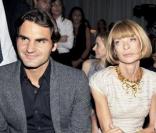 Roger Federer et Mirka, Anna Wintour et Mario Testino au défilé Versace lors de la Fashion Week italienne le 25 septembre 2009