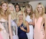 Donatella Versace et ses top models au défilé Versace lors de la Fashion Week italienne le 25 septembre 2009