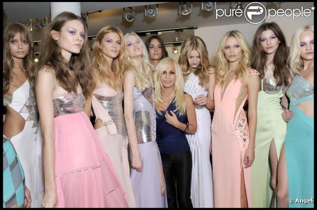 Donatella Versace et ses top models au défilé Versace lors de la Fashion Week italienne le 25 septembre 2009
