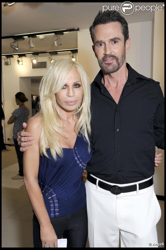 Rupert Everett au défilé Versace lors de la Fashion Week italienne le 25 septembre 2009