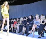 Francesca Versace, Tamara Beckwith, Janet Jackson et Alessia Marcuzzi au défilé Versace lors de la Fashion Week italienne le 25 septembre 2009
