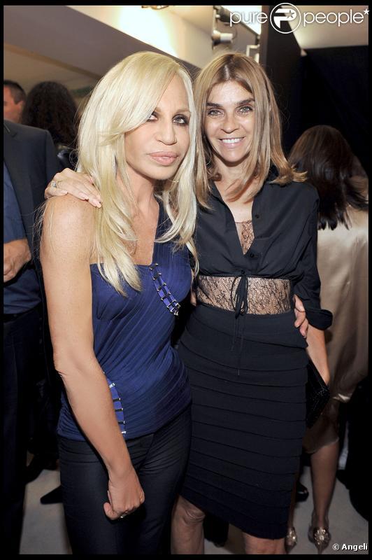 Donatella Versace et Carine Roitfeld au défilé Versace lors de la Fashion Week italienne le 25 septembre 2009