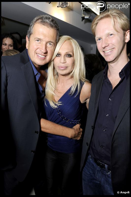 Mario Testino et Donatella Versace au défilé Versace lors de la Fashion Week italienne le 25 septembre 2009