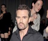 Rupert Everett au défilé Versace lors de la Fashion Week italienne le 25 septembre 2009