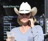 Nicollette Sheridan en tenue d\'équitation s\'est arrêtée dans une banque