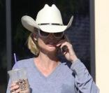 Nicollette Sheridan en tenue d\'équitation s\'est arrêtée dans une banque