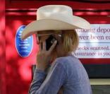 Nicollette Sheridan en tenue d\'équitation s\'est arrêtée dans une banque