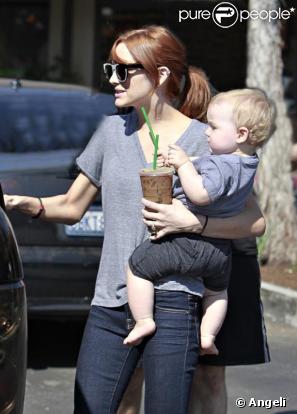 Ashlee Simpson se balade avec son fils Bronx Mowgli dans les rues de Beverly Hills. 27/09/09