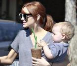 Ashlee Simpson se balade avec son fils Bronx Mowgli dans les rues de Beverly Hills. 27/09/09
