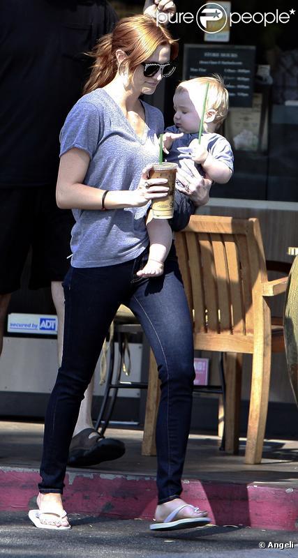 Ashlee Simpson se balade avec son fils Bronx Mowgli dans les rues de Beverly Hills. 27/09/09