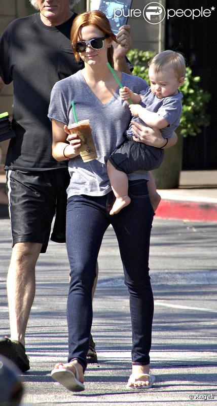 Ashlee Simpson se balade avec son fils Bronx Mowgli dans les rues de Beverly Hills. 27/09/09