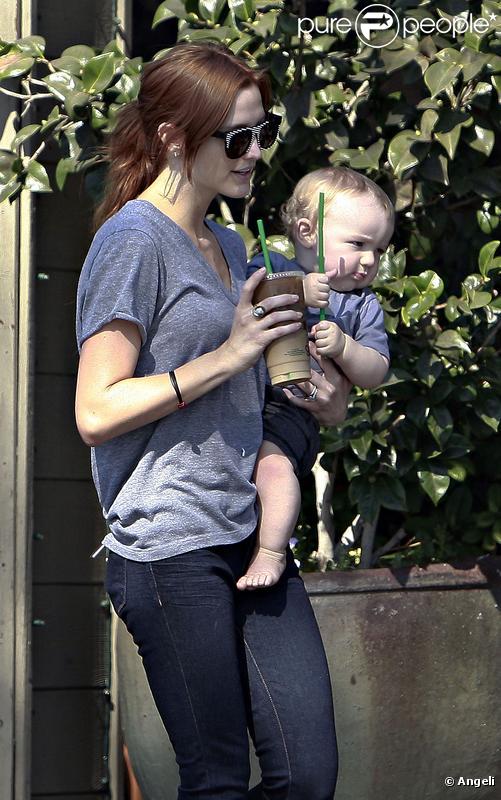 Ashlee Simpson se balade avec son fils Bronx Mowgli dans les rues de Beverly Hills. 27/09/09