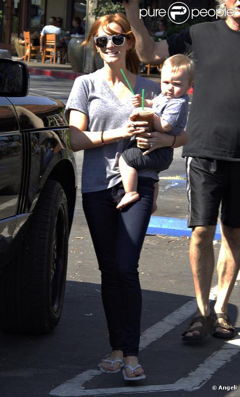 Ashlee Simpson se balade avec son fils Bronx Mowgli dans les rues de Beverly Hills. 27/09/09