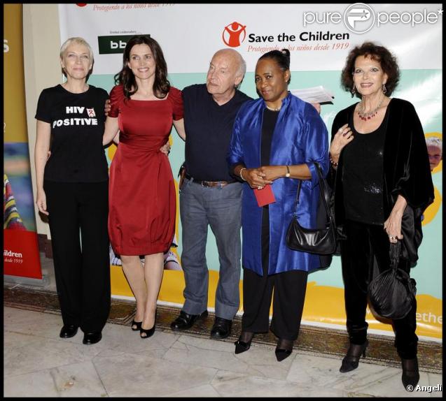 Annie Lennox, Julia Ormond, Eduardo Galeano, Barbara Hendricks et Claudia Cardinale aux Save the Children Awards. 30/09/09