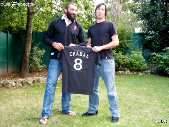 Sébastien Chabal remet un maillot floqué au journaliste de l'interview plaquage...