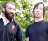 Sébastien Chabal remet un maillot floqué au journaliste de l'interview plaquage...