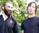 Sébastien Chabal remet un maillot floqué au journaliste de l'interview plaquage...