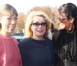 Catherine Deneuve Camille Micelli, et Mathilde Agostinelli-Meyerau défilé Balenciaga à l'hôtel Crillon le 1/10/09 à Paris