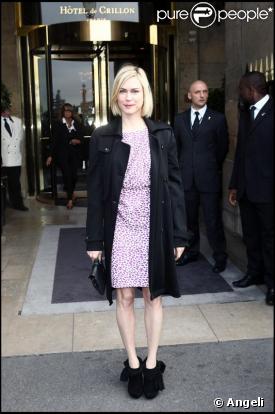 Marie-Josée Croze au défilé Balenciaga à l'hôtel Crillon le 1/10/09 à Paris