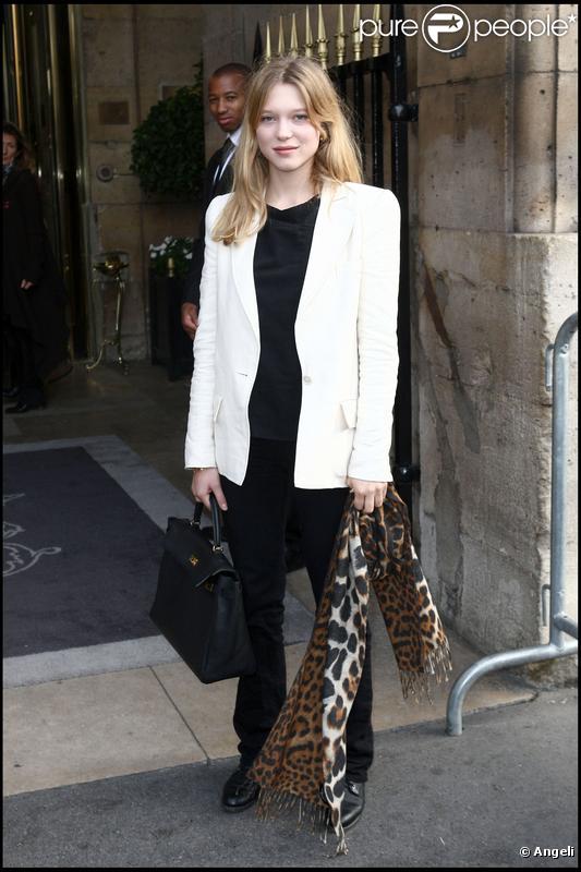 Léa Seydoux au défilé Balenciaga à l'hôtel Crillon le 1/10/09 à Paris  