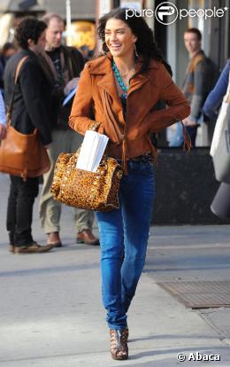 Jessica Szohr dans son look ultra tendance et totalement girly ! 