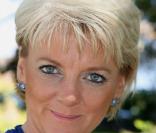 Alison Arngrim, la Nelly Olson de  La petite maison dans la prairie , se lance au théâtre : elle tourne en ce moment dans toute la France avec  Confessions d'une garce de la prairie .