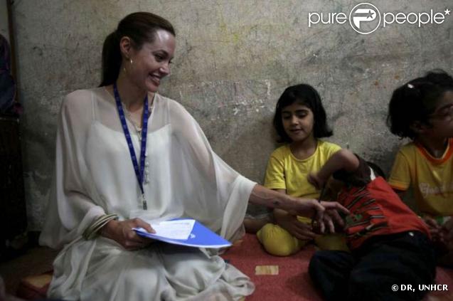 Angelina Jolie a rendu visite à une famille irakienne, réfugiée en Syrie.