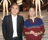 Yoshiki Hishinuma et Yoshiki Hishinuma lors de l'exposition La Naissance d'Eve 9002 dans l'Opéra Garnier le 3 octobre 2009