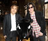 Yoshitaka Amano et Jean-Michel Jarre lors de l'exposition La Naissance d'Eve 9002 dans l'Opéra Garnier le 3 octobre 2009