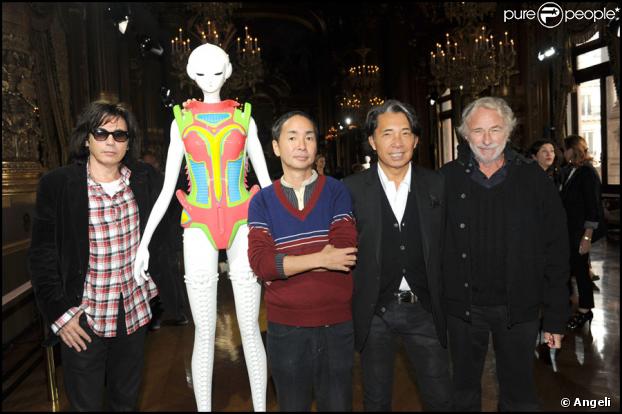 Jean-Michel Jarre, Yoshiki Hishinuma, Kenzo Takada et Pierre Richard lors de l'exposition La Naissance d'Eve 9002 dans l'Opéra Garnier le 3 octobre 2009