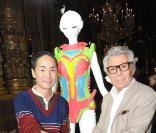 Yoshiki Hishinuma et Jean-Daniel Lorieux lors de l'exposition La Naissance d'Eve 9002 dans l'Opéra Garnier le 3 octobre 2009