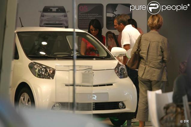 Sabrina, en famille, s'offre une balade sur les Champs-Elysées... Au programme : petit détour par un concessionnaire automobile.