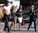Entre Cindy, Maria et Hugues, on a comme l'impression que l'histoire d'amour se vit à trois... Elisabeth les accompagne en promenade ! 