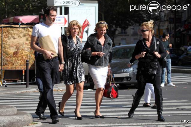 Entre Cindy, Maria et Hugues, on a comme l'impression que l'histoire d'amour se vit à trois... Elisabeth les accompagne en promenade ! 