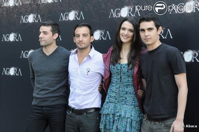 Rachel Weisz sublime, entourée d'Alejandro Amenabar et des comédiens Max Minghella et Oscar Isaac, à l'occasion du photocall du film  Agora , à la Librairie Nationale de Madrid, le 6 octobre 2009 !