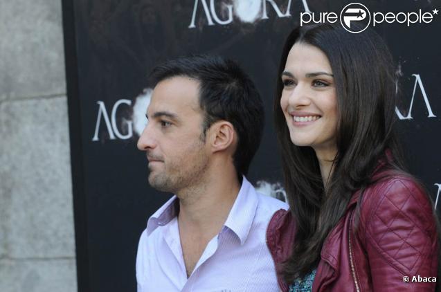 Rachel Weisz sublime et le réalisateur espagnol Alejandro Amenabar, à l'occasion du photocall du film  Agora , à la Librairie Nationale de Madrid, le 6 octobre 2009 !