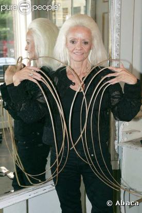 Lee Redmond ne se coupe plus les ongles depuis 1979. Tous mis bout à bout, ils mesurent 7,51 mètres.