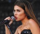 La chanteuse Julie Zenatti