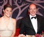 Le Prince Albert II de Monaco et la princesse Victoria de Suède au dîner de gala de l'E.O.R.T.C à l'Opéra Garnier de Monte Carlo à Monaco le 9 octobre 2009