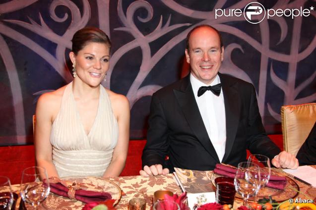 Le Prince Albert II de Monaco et la princesse Victoria de Suède au dîner de gala de l'E.O.R.T.C à l'Opéra Garnier de Monte Carlo à Monaco le 9 octobre 2009